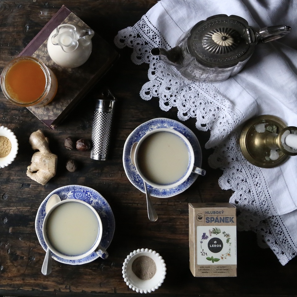 Recept na teplé bylinkové mlieko s medom a návod na to, ako dosiahnuť lepší spánok