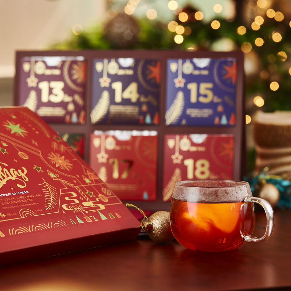 Objavte tieto Vianoce jedinečný výber 24 čajov z nášho luxusného radu t-Series, ktorý prináša výnimočnú vôňu, chuť pravého cejlónskeho čaju a spríjemní Vám chladné predvianočné dni.  