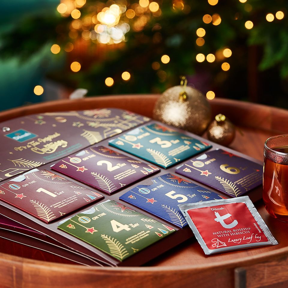 Letošní Vánoce objevte jedinečný výběr 24 čajů z naší luxusní řady t-Series, který přináší výjimečnou vůni a chuť pravého cejlonského čaje.  