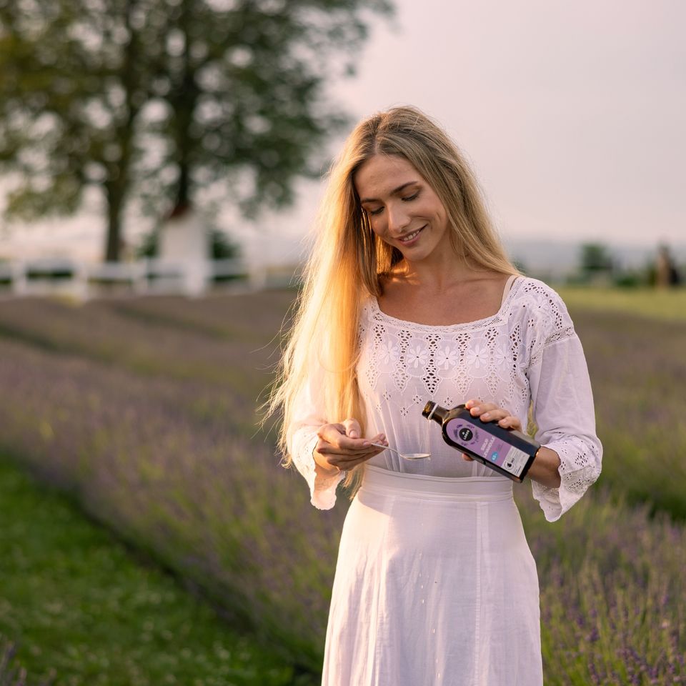 Levandulový sirup z výluhu květů levandule, který zklidní a uvolní vaše tělo a mysl.