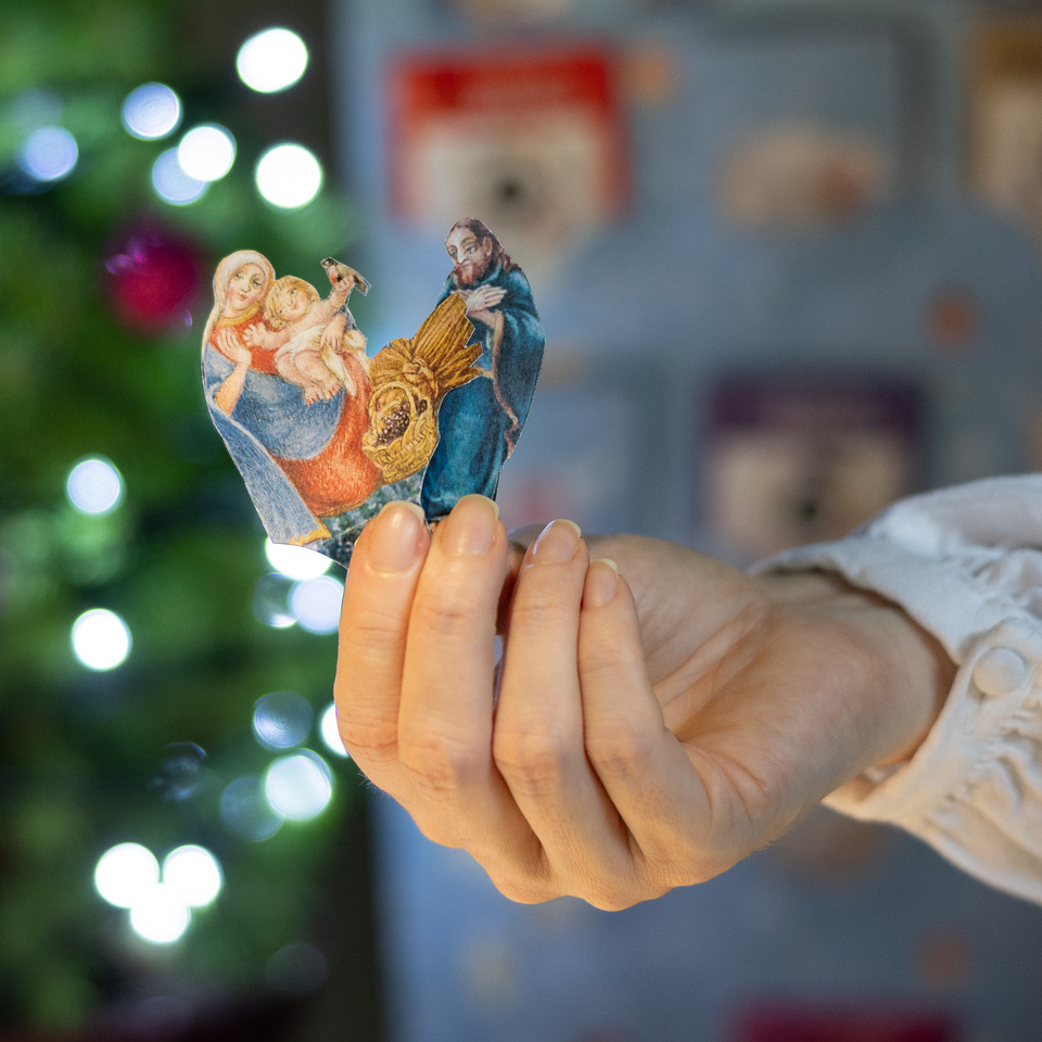 Originálne adventné kalendáre obsahujú nielen 24 rôznych bylinných čajov, ale aj 24 ručne maľovaných figúrok od umelkyne Evy Milotovej, z ktorých si môžete poskladať nádherný lanškrounský vianočný betlehem. Okrem toho v nich nájdete aj 24 vianočných darčekových visačiek.