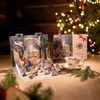 Originálne adventné kalendáre obsahujú nielen 24 rôznych bylinných čajov, ale aj 24 ručne maľovaných figúrok od umelkyne Evy Milotovej, z ktorých si môžete poskladať nádherný lanškrounský vianočný betlehem. Okrem toho v nich nájdete aj 24 vianočných darčekových visačiek.
