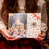 Originálne adventné kalendáre obsahujú nielen 24 rôznych bylinných čajov, ale aj 24 ručne maľovaných figúrok od umelkyne Evy Milotovej, z ktorých si môžete poskladať nádherný lanškrounský vianočný betlehem. Okrem toho v nich nájdete aj 24 vianočných darčekových visačiek.