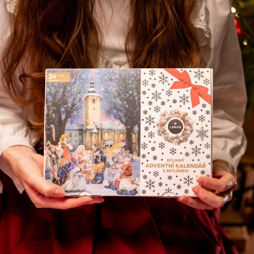 Originálne adventné kalendáre obsahujú nielen 24 rôznych bylinných čajov, ale aj 24 ručne maľovaných figúrok od umelkyne Evy Milotovej, z ktorých si môžete poskladať nádherný lanškrounský vianočný betlehem. Okrem toho v nich nájdete aj 24 vianočných darčekových visačiek.