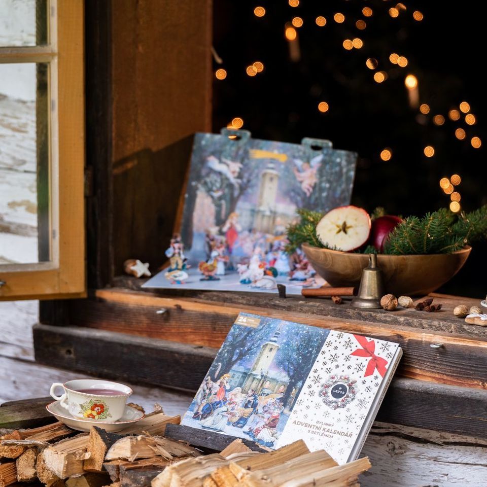 Originálne adventné kalendáre obsahujú nielen 24 rôznych bylinných čajov, ale aj 24 ručne maľovaných figúrok od umelkyne Evy Milotovej, z ktorých si môžete poskladať nádherný lanškrounský vianočný betlehem. Okrem toho v nich nájdete aj 24 vianočných darčekových visačiek.