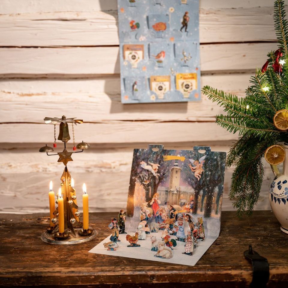Originálne adventné kalendáre obsahujú nielen 24 rôznych bylinných čajov, ale aj 24 ručne maľovaných figúrok od umelkyne Evy Milotovej, z ktorých si môžete poskladať nádherný lanškrounský vianočný betlehem. Okrem toho v nich nájdete aj 24 vianočných darčekových visačiek.