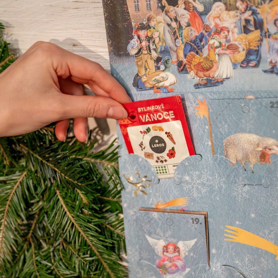 Originálne adventné kalendáre obsahujú nielen 24 rôznych bylinných čajov, ale aj 24 ručne maľovaných figúrok od umelkyne Evy Milotovej, z ktorých si môžete poskladať nádherný lanškrounský vianočný betlehem. Okrem toho v nich nájdete aj 24 vianočných darčekových visačiek.