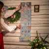 Originálne adventné kalendáre obsahujú nielen 24 rôznych bylinných čajov, ale aj 24 ručne maľovaných figúrok od umelkyne Evy Milotovej, z ktorých si môžete poskladať nádherný lanškrounský vianočný betlehem. Okrem toho v nich nájdete aj 24 vianočných darčekových visačiek.