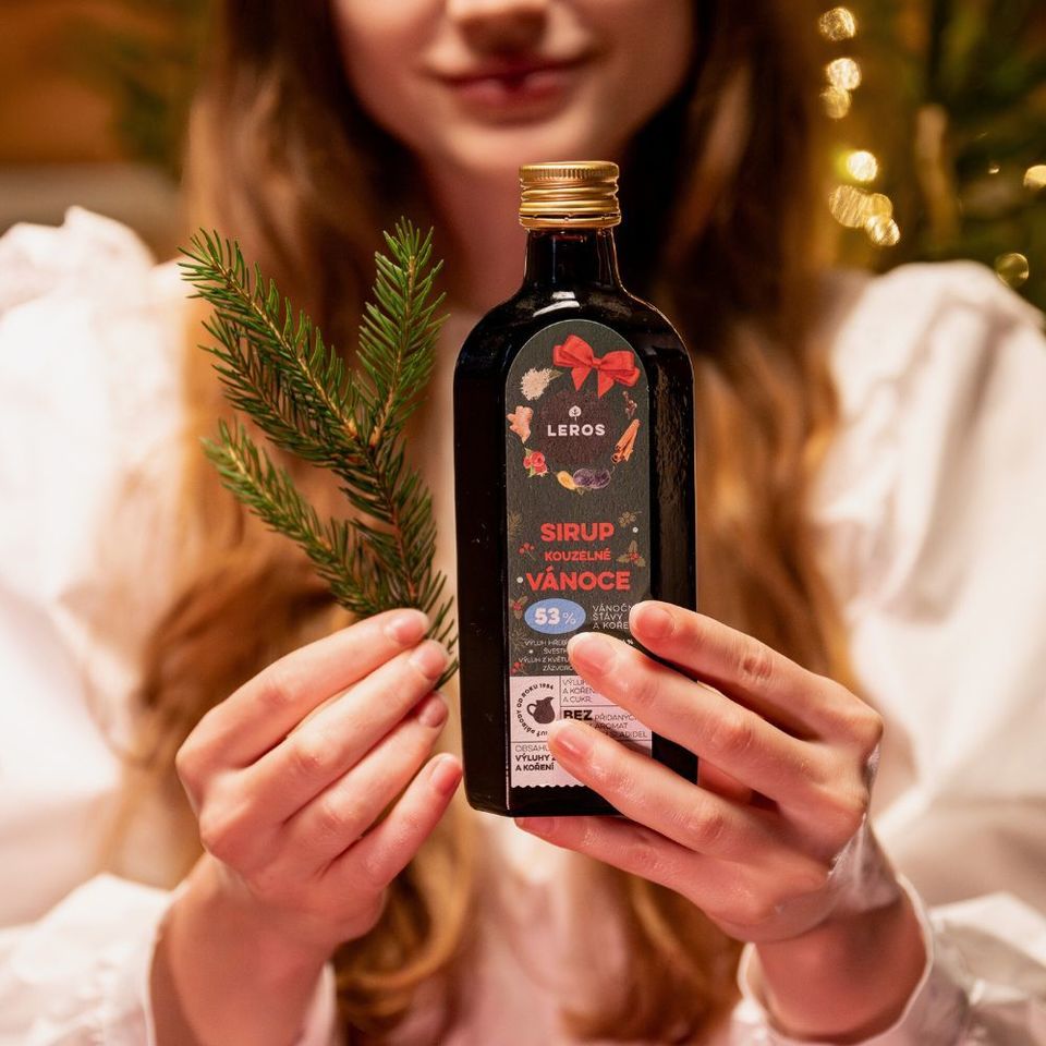 Sirup ze švestkové šťávy s výluhem hřebíčku a skořice. Bez aromat, umělých sladidel a barviv. Vhodný k dochucení čaje, punče, dezertů i vody. 250ML. 
