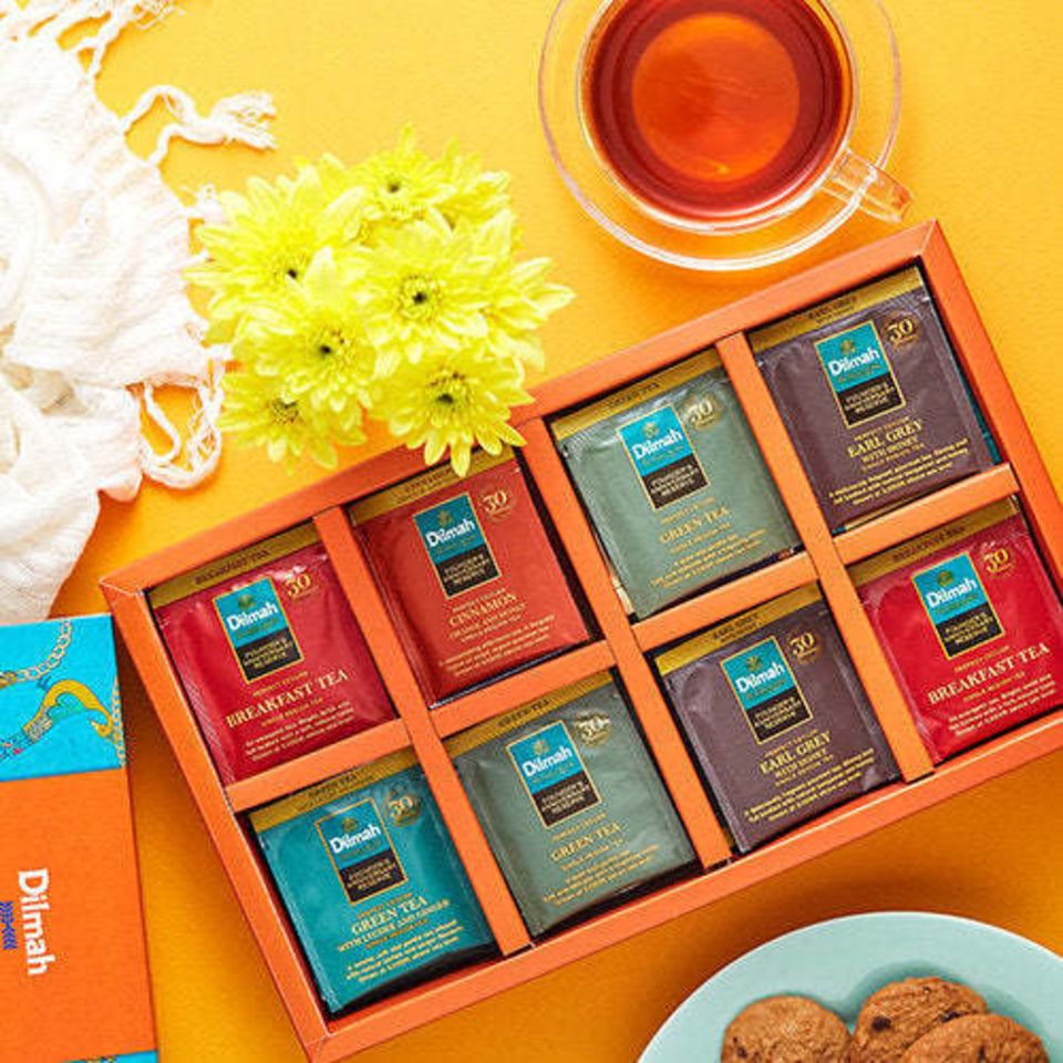 Je libo černý nebo zelený čaj? Připravili jsme pro Vás výběr pravých čajů ze Srí Lanky v krásném dárkovém balení obsahující celkem 80 kusů čajových sáčků s pěti variantami chutí. Balení zahrnuje 20 čajových sáčků tradičního černého čaje Breakfast Tea, Earl Grey a černý čaj s příchutí skořice, pomeranče a medu. Nechybí ani pravý cejlonský zelený čaj a zelený čaj s příchutí liči a zázvoru po 10 sáčcích.