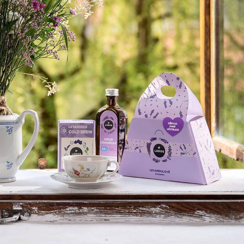 Levandulový sirup a bylinný čaj levandule COLD BREW v originálním dárkové balení potěší nejen paní učitelky. Užijte si léto s osvěžující čajovou směsí levandule a meduňky doplněnou sirupem z levandulových květů.  