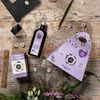 Levandulový sirup a bylinný čaj levandule COLD BREW v originálním dárkové balení potěší nejen paní učitelky. Užijte si léto s osvěžující čajovou směsí levandule a meduňky doplněnou sirupem z levandulových květů.  