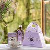 V dárkové sadě najdete levandulový sirup a bylinný čaj levandule COLD BREW. Užijte si léto s osvěžující čajovou směsí levandule a meduňky doplněnou sirupem z levandulových květů.