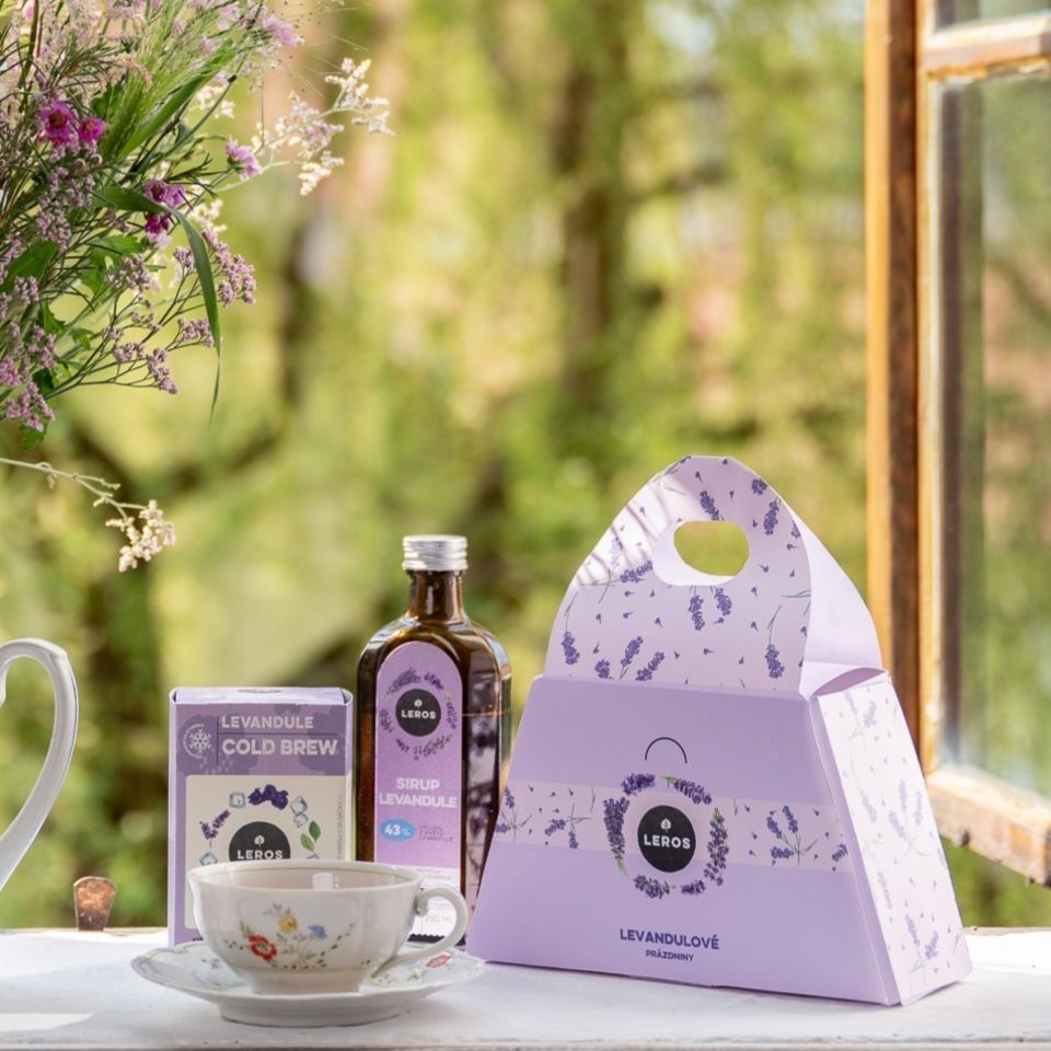 V dárkové sadě najdete levandulový sirup a bylinný čaj levandule COLD BREW. Užijte si léto s osvěžující čajovou směsí levandule a meduňky doplněnou sirupem z levandulových květů.