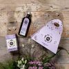 V dárkové sadě najdete levandulový sirup a bylinný čaj levandule COLD BREW. Užijte si léto s osvěžující čajovou směsí levandule a meduňky doplněnou sirupem z levandulových květů.