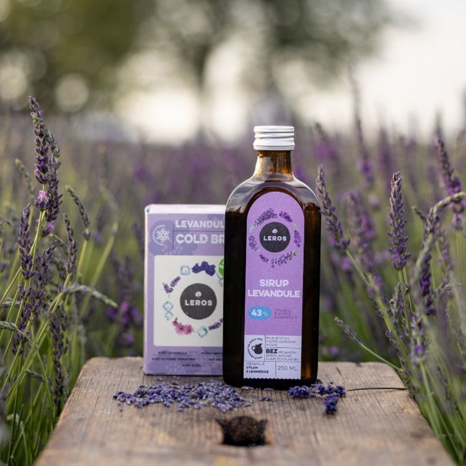 V dárkové sadě najdete levandulový sirup a bylinný čaj levandule COLD BREW. Užijte si léto s osvěžující čajovou směsí levandule a meduňky doplněnou sirupem z levandulových květů.