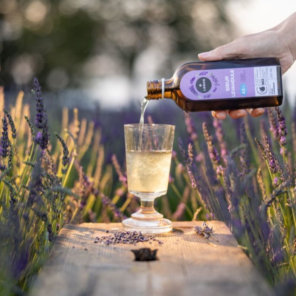 V dárkové sadě najdete levandulový sirup a bylinný čaj levandule COLD BREW. Užijte si léto s osvěžující čajovou směsí levandule a meduňky doplněnou sirupem z levandulových květů.