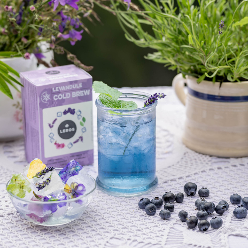 V dárkové sadě najdete levandulový sirup a bylinný čaj levandule COLD BREW. Užijte si léto s osvěžující čajovou směsí levandule a meduňky doplněnou sirupem z levandulových květů.