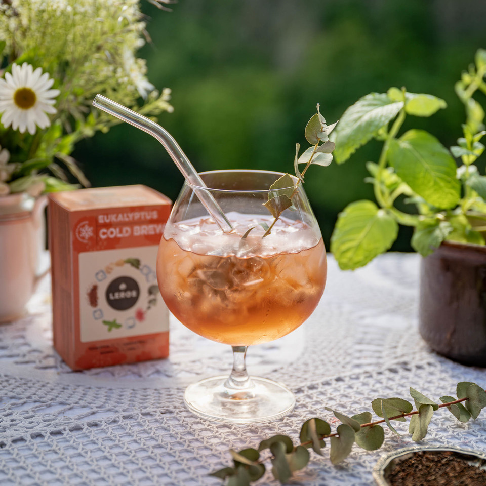 Sada 3 bylinkových čajů pro letní osvěžení. 100% přírodní složení. Jen bylinky, žádný cukr, aromata nabo barviva. Vedle osvěžující přírodní vůně  a chuti, naše cold brew obsahují také kombinaci bylin, která má i svojí specifickou funkčnost – zklidnění, povzbuzení …  