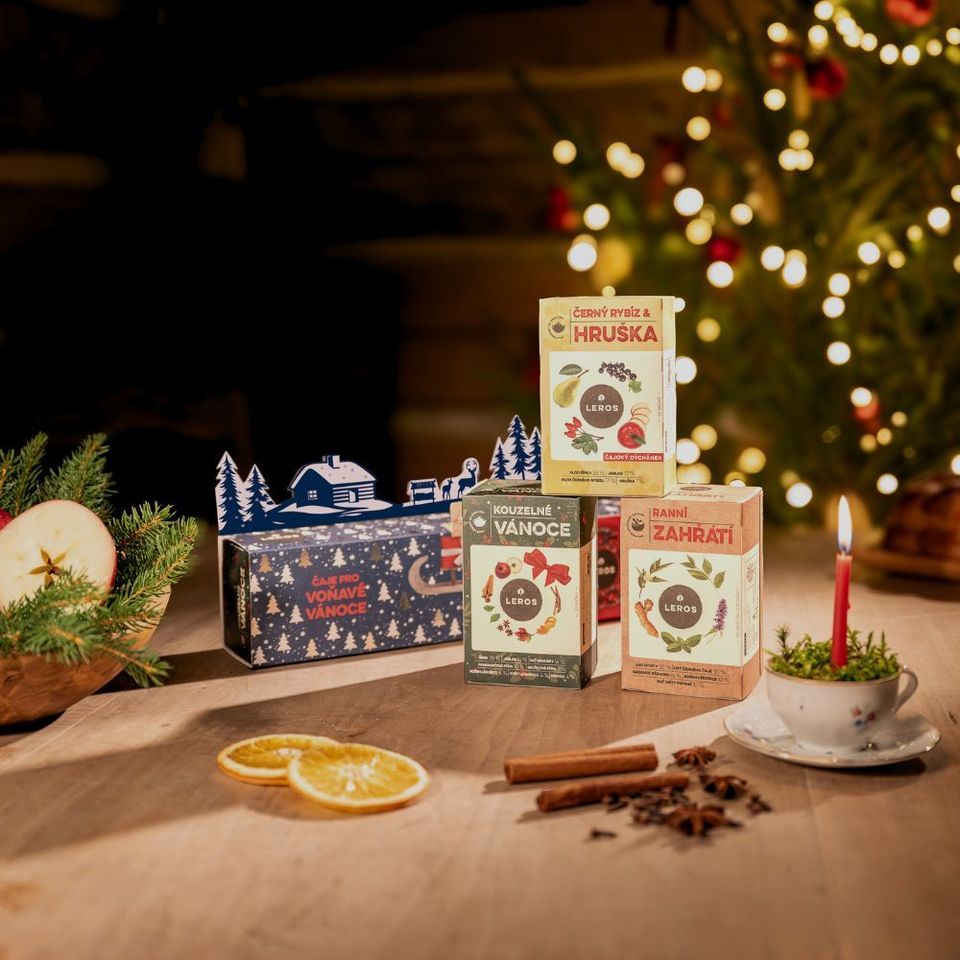 Pripravte sa na voňavé Vianoce s naším špeciálnym balením troch druhov bylinkových čajov. Sada obsahuje 60 čajových vrecúšok, ktoré vám prinesú lahodnú chuť a blahodarné účinky na zdravie. Navyše obsahuje skrytú 3D vianočnú krajinu, ktorú si môžete vysunúť alebo nalepiť na okno pre čarovnú sviatočnú atmosféru.