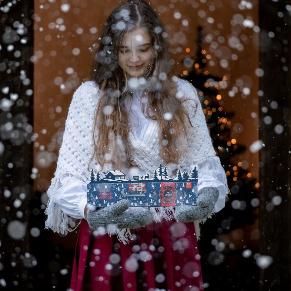 Pripravte sa na voňavé Vianoce s naším špeciálnym balením troch druhov bylinkových čajov. Sada obsahuje 60 čajových vrecúšok, ktoré vám prinesú lahodnú chuť a blahodarné účinky na zdravie. Navyše obsahuje skrytú 3D vianočnú krajinu, ktorú si môžete vysunúť alebo nalepiť na okno pre čarovnú sviatočnú atmosféru.