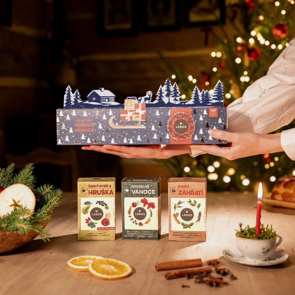 Pripravte sa na voňavé Vianoce s naším špeciálnym balením troch druhov bylinkových čajov. Sada obsahuje 60 čajových vrecúšok, ktoré vám prinesú lahodnú chuť a blahodarné účinky na zdravie. Navyše obsahuje skrytú 3D vianočnú krajinu, ktorú si môžete vysunúť alebo nalepiť na okno pre čarovnú sviatočnú atmosféru.
