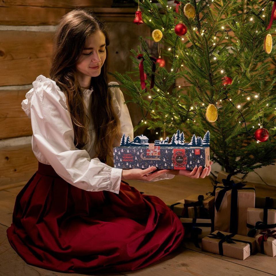 Pripravte sa na voňavé Vianoce s naším špeciálnym balením troch druhov bylinkových čajov. Sada obsahuje 60 čajových vrecúšok, ktoré vám prinesú lahodnú chuť a blahodarné účinky na zdravie. Navyše obsahuje skrytú 3D vianočnú krajinu, ktorú si môžete vysunúť alebo nalepiť na okno pre čarovnú sviatočnú atmosféru.