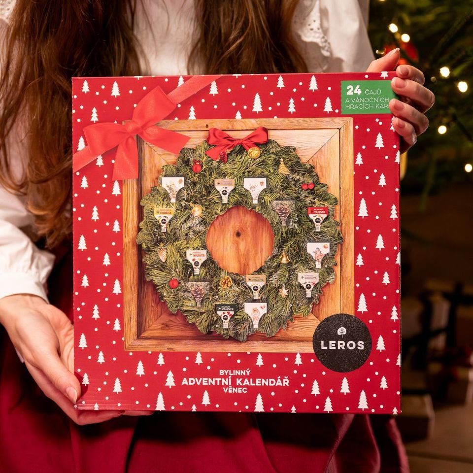 Adventný čajový kalendár s jedinečným vencom. 24 druhov bylinných čajov. Obsahuje kartovú hru Čierny Peter s vianočnou tematikou.