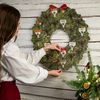 Adventný čajový kalendár s jedinečným vencom. 24 druhov bylinných čajov. Obsahuje kartovú hru Čierny Peter s vianočnou tematikou.