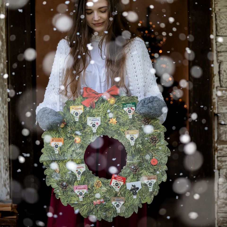 Adventný čajový kalendár s jedinečným vencom. 24 druhov bylinných čajov. Obsahuje kartovú hru Čierny Peter s vianočnou tematikou.