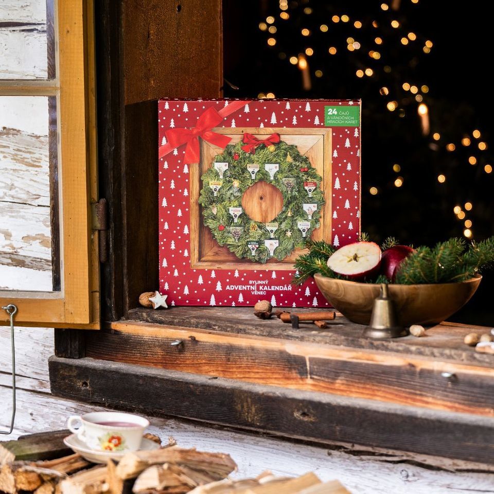 Adventný čajový kalendár s jedinečným vencom. 24 druhov bylinných čajov. Obsahuje kartovú hru Čierny Peter s vianočnou tematikou.