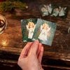Zažite kúzlo adventného obdobia s naším jedinečným bylinkovým adventným kalendárom v tvare stromčeka, ktorý prináša radosť každý deň až do Vianoc. Adventný kalendár obsahuje 24 vybraných bylinkových čajov a anjelskú pamäťovú hru. Kalendár je navrhnutý tak, aby sa dal ľahko umiestniť na stôl alebo zavesiť na stenu