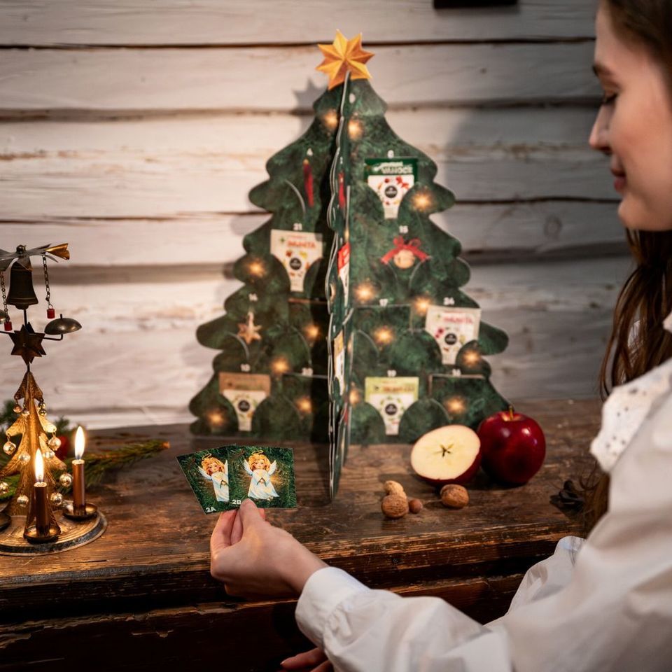 Zažite kúzlo adventného obdobia s naším jedinečným bylinkovým adventným kalendárom v tvare stromčeka, ktorý prináša radosť každý deň až do Vianoc. Adventný kalendár obsahuje 24 vybraných bylinkových čajov a anjelskú pamäťovú hru. Kalendár je navrhnutý tak, aby sa dal ľahko umiestniť na stôl alebo zavesiť na stenu