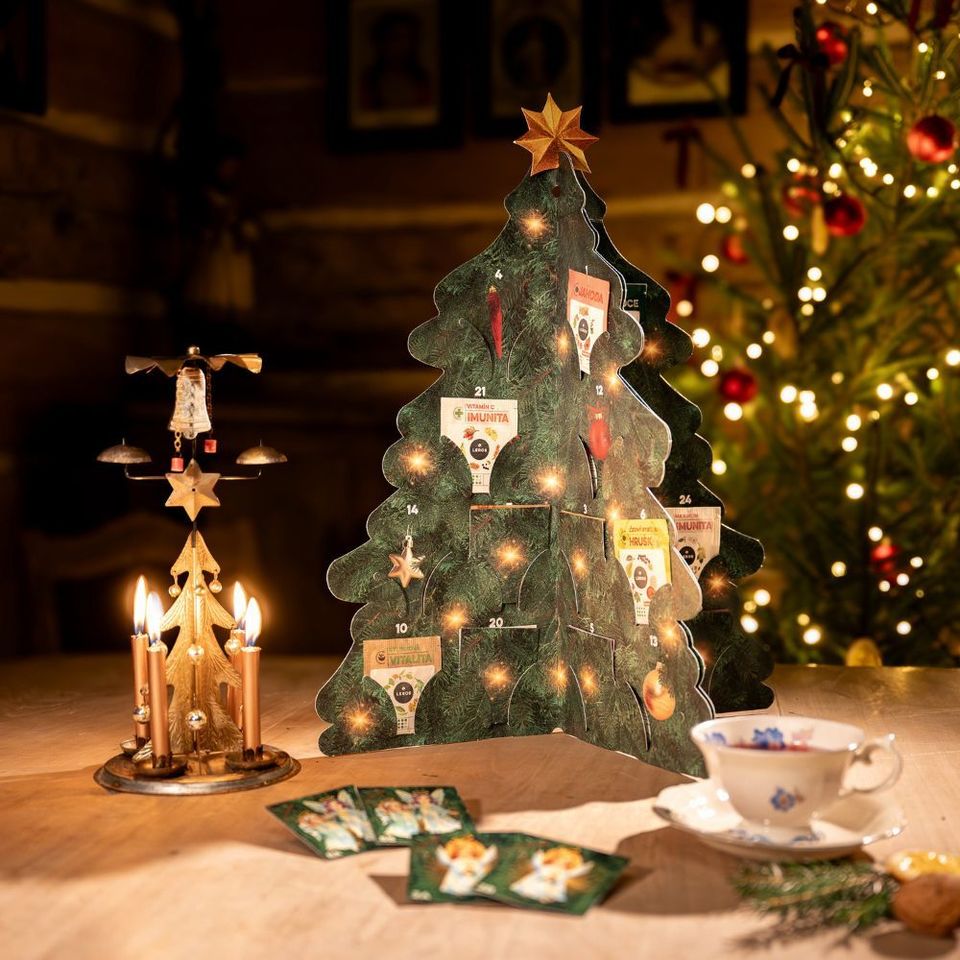 Zažite kúzlo adventného obdobia s naším jedinečným bylinkovým adventným kalendárom v tvare stromčeka, ktorý prináša radosť každý deň až do Vianoc. Adventný kalendár obsahuje 24 vybraných bylinkových čajov a anjelskú pamäťovú hru. Kalendár je navrhnutý tak, aby sa dal ľahko umiestniť na stôl alebo zavesiť na stenu