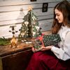 Zažite kúzlo adventného obdobia s naším jedinečným bylinkovým adventným kalendárom v tvare stromčeka, ktorý prináša radosť každý deň až do Vianoc. Adventný kalendár obsahuje 24 vybraných bylinkových čajov a anjelskú pamäťovú hru. Kalendár je navrhnutý tak, aby sa dal ľahko umiestniť na stôl alebo zavesiť na stenu