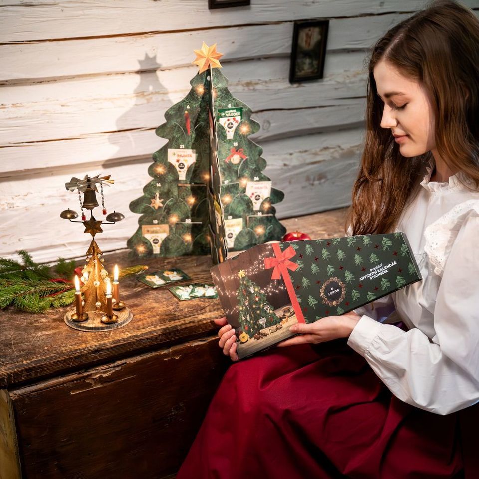 Zažite kúzlo adventného obdobia s naším jedinečným bylinkovým adventným kalendárom v tvare stromčeka, ktorý prináša radosť každý deň až do Vianoc. Adventný kalendár obsahuje 24 vybraných bylinkových čajov a anjelskú pamäťovú hru. Kalendár je navrhnutý tak, aby sa dal ľahko umiestniť na stôl alebo zavesiť na stenu