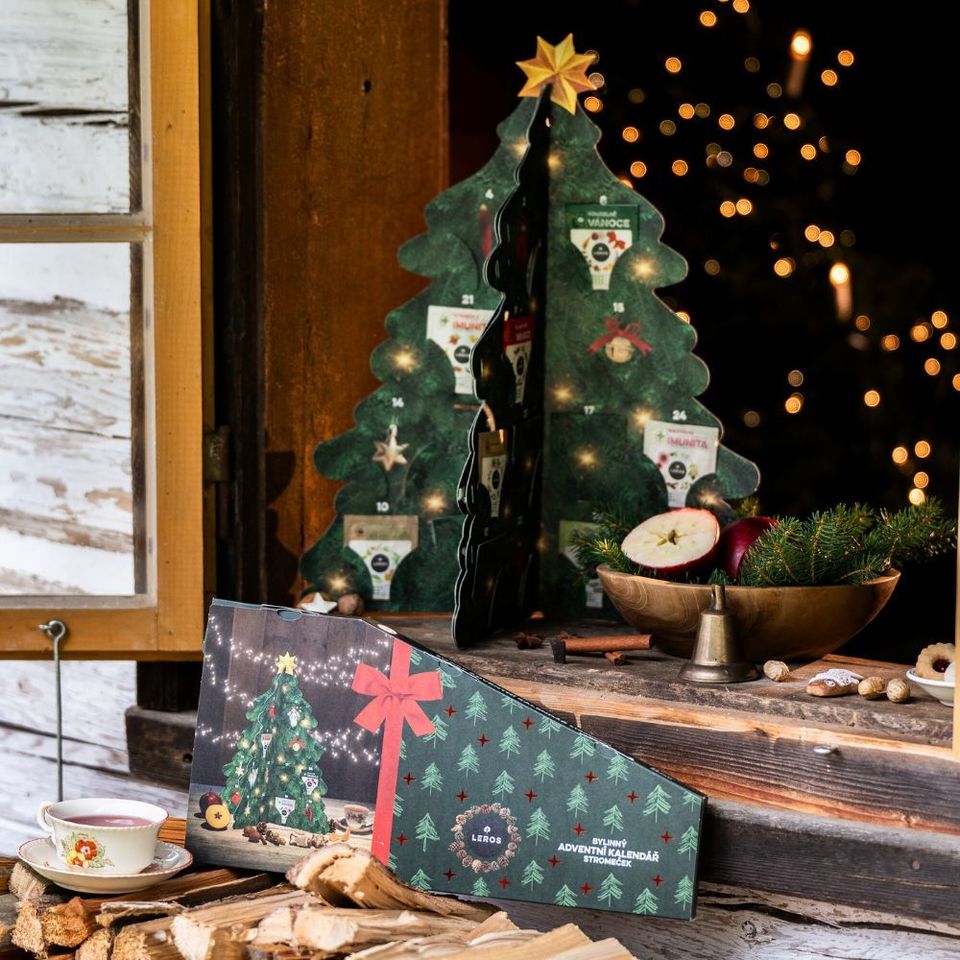 Zažite kúzlo adventného obdobia s naším jedinečným bylinkovým adventným kalendárom v tvare stromčeka, ktorý prináša radosť každý deň až do Vianoc. Adventný kalendár obsahuje 24 vybraných bylinkových čajov a anjelskú pamäťovú hru. Kalendár je navrhnutý tak, aby sa dal ľahko umiestniť na stôl alebo zavesiť na stenu