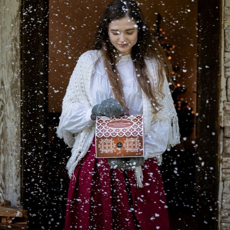 Zažijte kouzlo adventního období s naším jedinečným bylinným adventním kalendářem ve tvaru chaloupky, který přináší radost každý den až do Vánoc. Adventní kalendář obsahuje 24 vybraných druhů bylinných a ovocných čajů, 24 tradic a zajímavostí o českých Vánocích a překvapení uvnitř. 