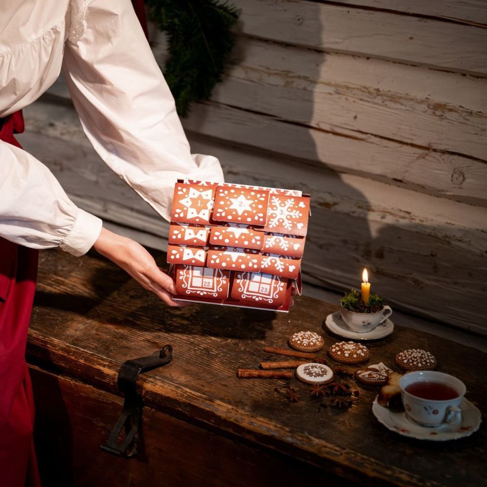 Zažijte kouzlo adventního období s naším jedinečným bylinným adventním kalendářem ve tvaru chaloupky, který přináší radost každý den až do Vánoc. Adventní kalendář obsahuje 24 vybraných druhů bylinných a ovocných čajů, 24 tradic a zajímavostí o českých Vánocích a překvapení uvnitř. 