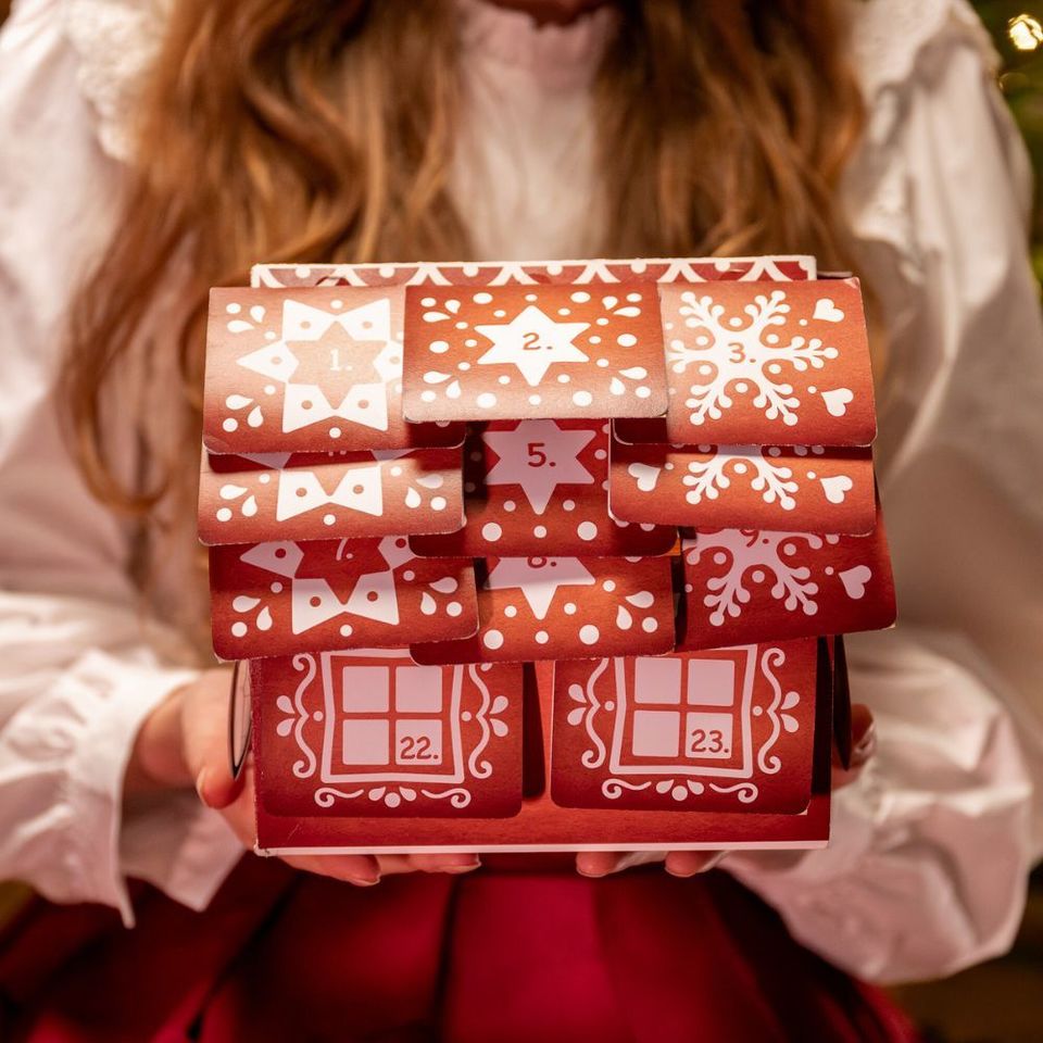 Zažijte kouzlo adventního období s naším jedinečným bylinným adventním kalendářem ve tvaru chaloupky, který přináší radost každý den až do Vánoc. Adventní kalendář obsahuje 24 vybraných druhů bylinných a ovocných čajů, 24 tradic a zajímavostí o českých Vánocích a překvapení uvnitř. 