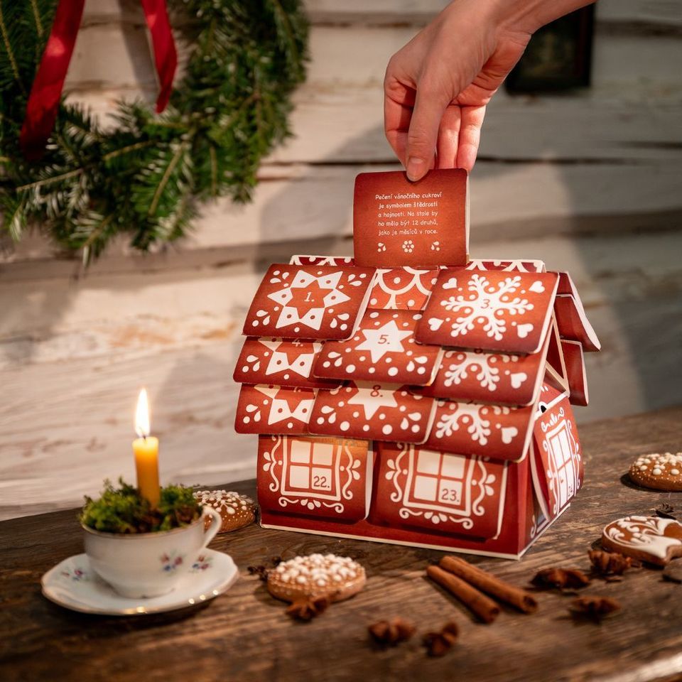 Zažijte kouzlo adventního období s naším jedinečným bylinným adventním kalendářem ve tvaru chaloupky, který přináší radost každý den až do Vánoc. Adventní kalendář obsahuje 24 vybraných druhů bylinných a ovocných čajů, 24 tradic a zajímavostí o českých Vánocích a překvapení uvnitř. 