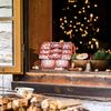 Zažijte kouzlo adventního období s naším jedinečným bylinným adventním kalendářem ve tvaru chaloupky, který přináší radost každý den až do Vánoc. Adventní kalendář obsahuje 24 vybraných druhů bylinných a ovocných čajů, 24 tradic a zajímavostí o českých Vánocích a překvapení uvnitř. 