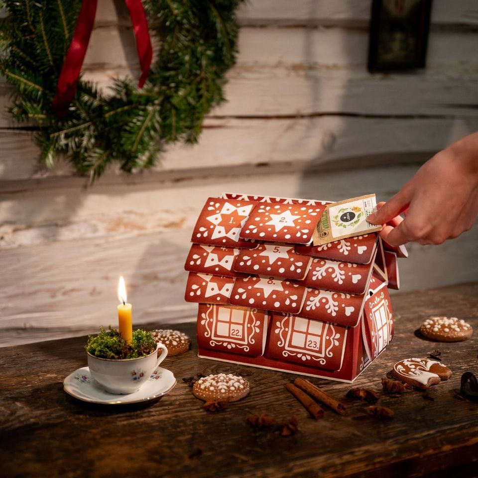 Zažijte kouzlo adventního období s naším jedinečným bylinným adventním kalendářem ve tvaru chaloupky, který přináší radost každý den až do Vánoc. Adventní kalendář obsahuje 24 vybraných druhů bylinných a ovocných čajů, 24 tradic a zajímavostí o českých Vánocích a překvapení uvnitř. 