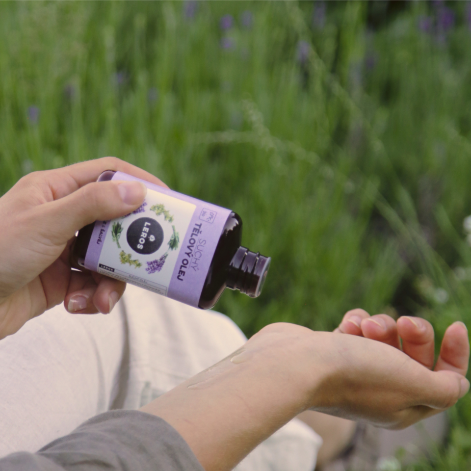 Týden u moře nebo víkend v Provence? Nezapomeňte si přibalit tyto tři bylinkové produkty, které nahradí celou kosmetickou výbavu.