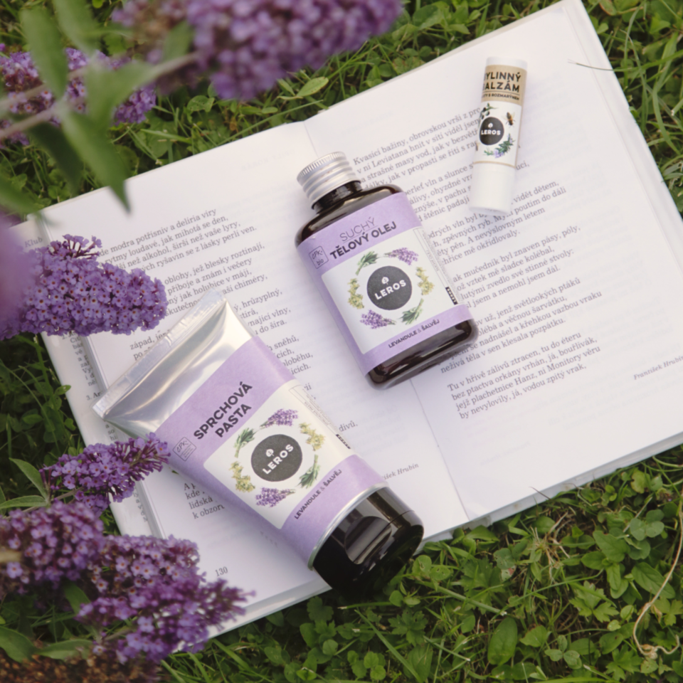 Týden u moře nebo víkend v Provence? Nezapomeňte si přibalit tyto tři bylinkové produkty, které nahradí celou kosmetickou výbavu.