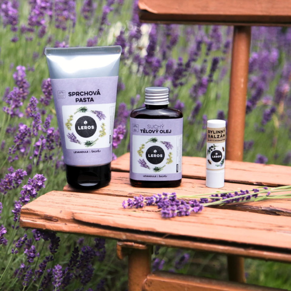 Týden u moře nebo víkend v Provence? Nezapomeňte si přibalit tyto tři bylinkové produkty, které nahradí celou kosmetickou výbavu.