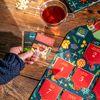 Objevte kouzlo adventu s čajovým kalendářem od značky Dilmah, který vám každý den až do Vánoc zpříjemní šálkem výjimečného čaje.   24 druhů čaje – od klasických černých a zelených, přes aromatické bylinné směsi, až po jemně ochucené čaje.   Elegantní balení – krásný design, který potěší i jako dárek pro milovníky čaje.  Kvalita Dilmah – čaje z pečlivě vybraných lístků, sbíraných přímo na Srí Lance. Každý den otevřete jedno okénko a nechte se překvapit jedinečnou chutí, která vám zpříjemní chvilku klidu během předvánočního shonu.