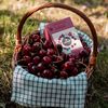 Lahodná čajová směs s cascarou, višní, aronií a jablkem okouzlí jemně kyselkavou chutí, která potěší kdykoliv během dne. Díky cascaře, která je přirozeným zdrojem kofeinu, čaj nejen osvěží, ale zároveň i lehce dodá energii.