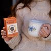 Voňavý čaj s hřejivou, jemně pikantní chutí. Spojení zázvoru a chilli zahřívá, dýně pak svou jemnou sladkostí vyvažuje ostrost koření a dodává čaji jeho plnou chuť.