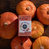 Voňavý čaj s hřejivou, jemně pikantní chutí. Spojení zázvoru a chilli zahřívá, dýně pak svou jemnou sladkostí vyvažuje ostrost koření a dodává čaji jeho plnou chuť.